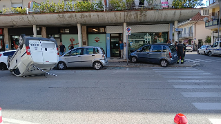 San Benedetto - Furgone si ribalta dopo uno scontro in via Mare: due feriti
